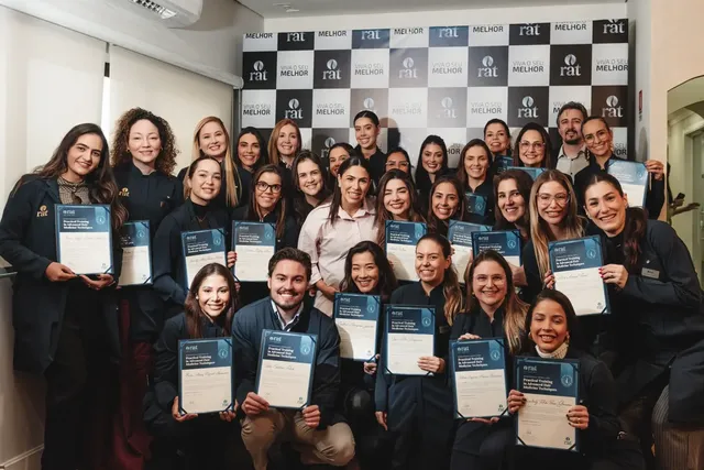 Turma de médicos com certificados